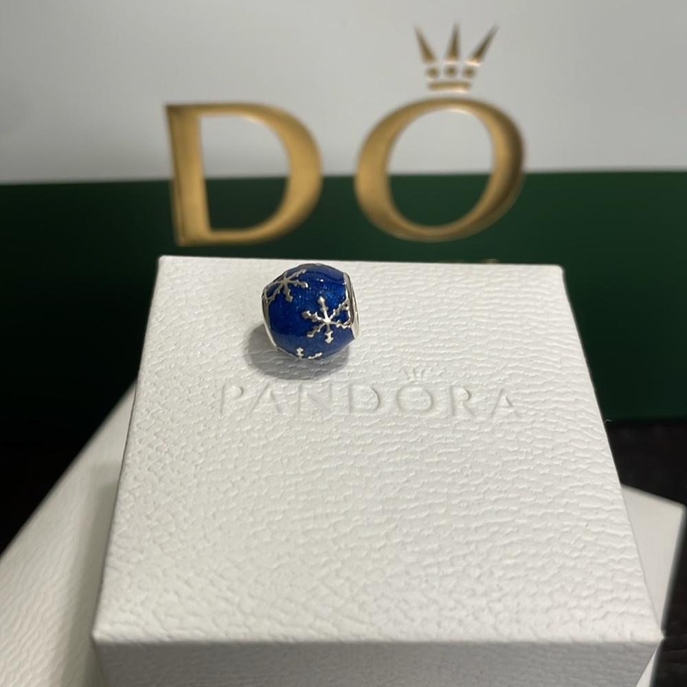 Pandora Translucent  Blue Enamel Silver 2017 Snowflake Charm - Picture 4 of 4